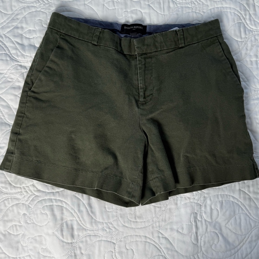 Banana Republic Authentic Chino Flat Front Stretch Shorts Army Green Women 2 EUC